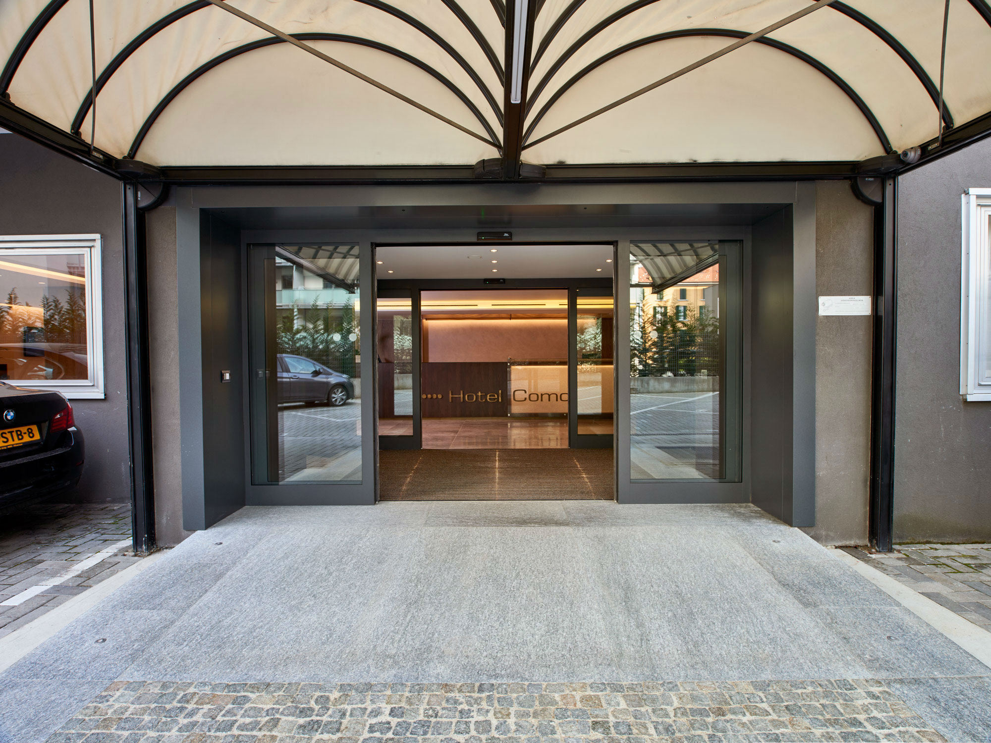 hotel_como_entrance1_ppt